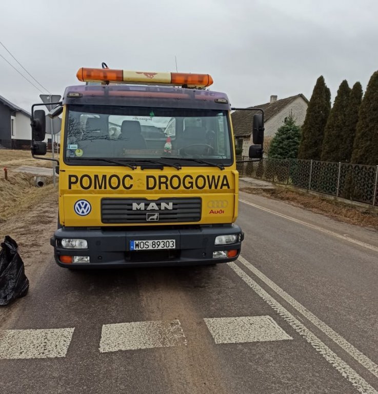 Kraksa na rondzie w Obierwi. Zderzyły się dwa „dostawczaki” [09.02.2022] - zdjęcie #3 - eOstroleka.pl