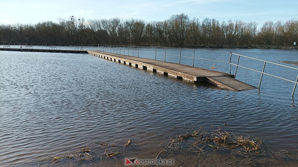 Poziom wody w Narwi na wysokości plaży w Ostrołęce [16.02.2022] - zdjęcie #13 - eOstroleka.pl