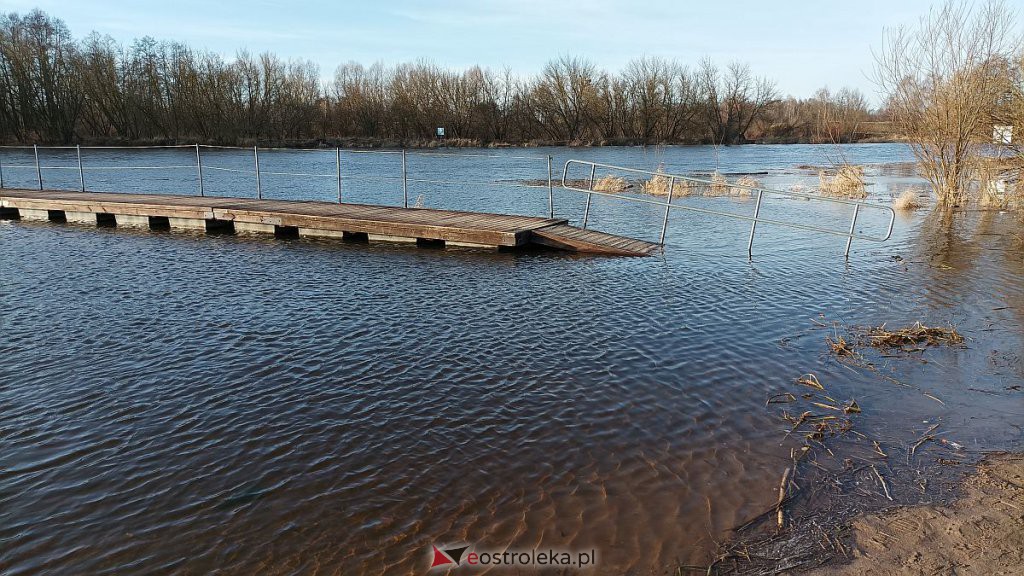 Poziom wody w Narwi na wysokości plaży w Ostrołęce [16.02.2022] - zdjęcie #11 - eOstroleka.pl