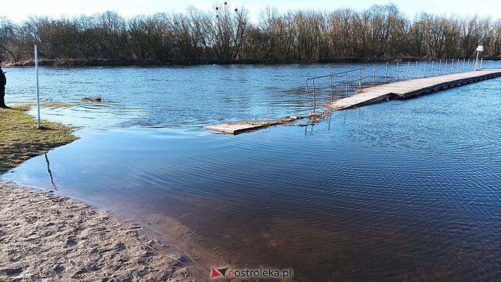 Poziom wody w Narwi na wysokości plaży w Ostrołęce [16.02.2022] - zdjęcie #10 - eOstroleka.pl