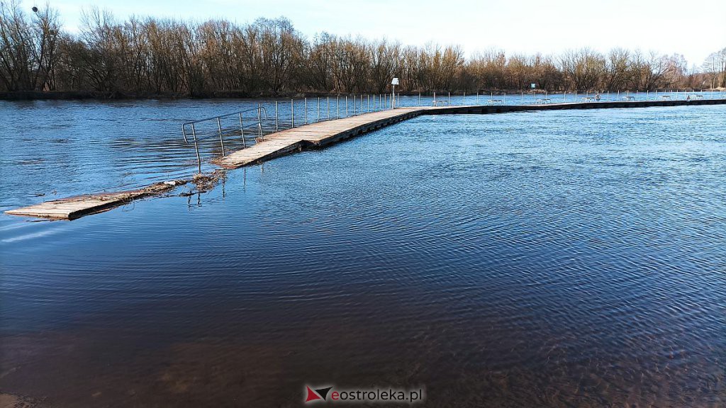 Poziom wody w Narwi na wysokości plaży w Ostrołęce [16.02.2022] - zdjęcie #6 - eOstroleka.pl