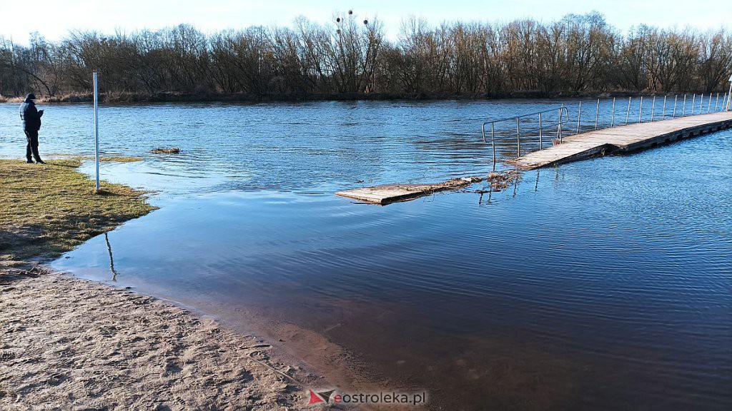 Poziom wody w Narwi na wysokości plaży w Ostrołęce [16.02.2022] - zdjęcie #8 - eOstroleka.pl