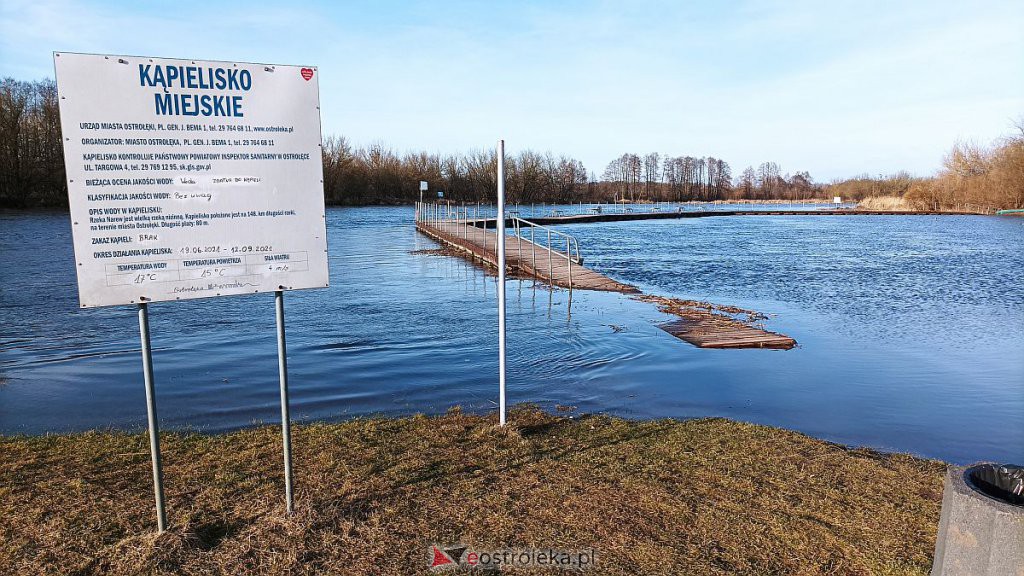 Poziom wody w Narwi na wysokości plaży w Ostrołęce [16.02.2022] - zdjęcie #10 - eOstroleka.pl