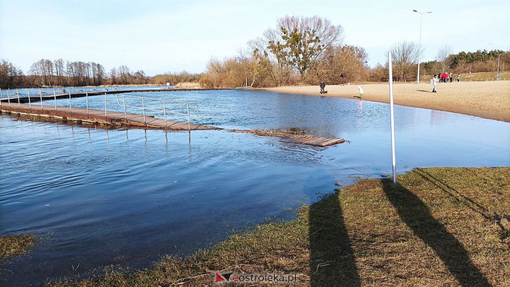Poziom wody w Narwi na wysokości plaży w Ostrołęce [16.02.2022] - zdjęcie #3 - eOstroleka.pl