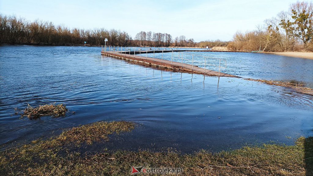 Poziom wody w Narwi na wysokości plaży w Ostrołęce [16.02.2022] - zdjęcie #2 - eOstroleka.pl