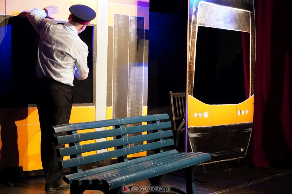 Spektakl teatralny Ostrołęckiej Sceny Autorskiej - Przeciętny gatunek człowieka - zdjęcie #28 - eOstroleka.pl