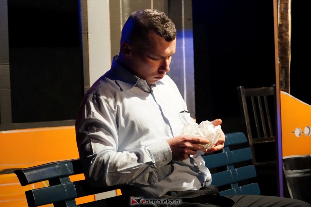 Spektakl teatralny Ostrołęckiej Sceny Autorskiej - Przeciętny gatunek człowieka - zdjęcie #25 - eOstroleka.pl