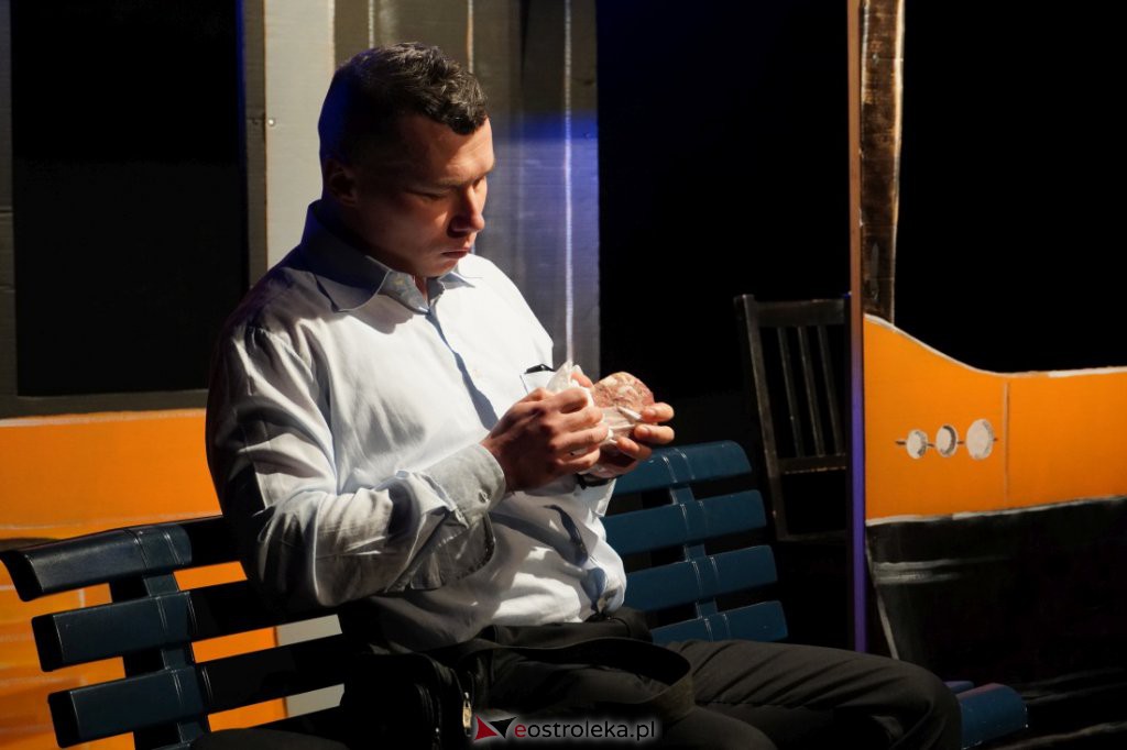 Spektakl teatralny Ostrołęckiej Sceny Autorskiej - Przeciętny gatunek człowieka - zdjęcie #24 - eOstroleka.pl