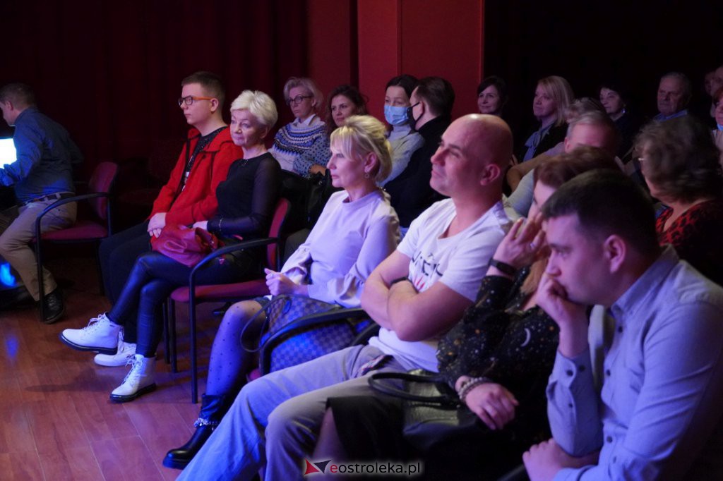 Spektakl teatralny Ostrołęckiej Sceny Autorskiej - Przeciętny gatunek człowieka - zdjęcie #22 - eOstroleka.pl