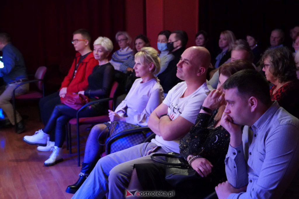 Spektakl teatralny Ostrołęckiej Sceny Autorskiej - Przeciętny gatunek człowieka - zdjęcie #21 - eOstroleka.pl