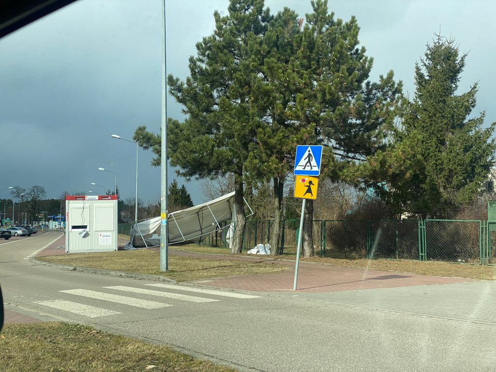 Wieje, niszczy i sieje strach. Kolejna noc z wichurą w regionie [19.02.2022] - zdjęcie #37 - eOstroleka.pl