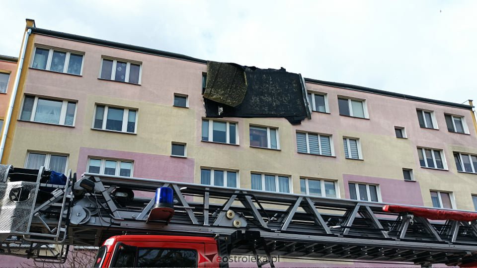 Zerwało dach z bloku na Dzieci Polskich w Ostrołęce [19.02.2022] - zdjęcie #1 - eOstroleka.pl
