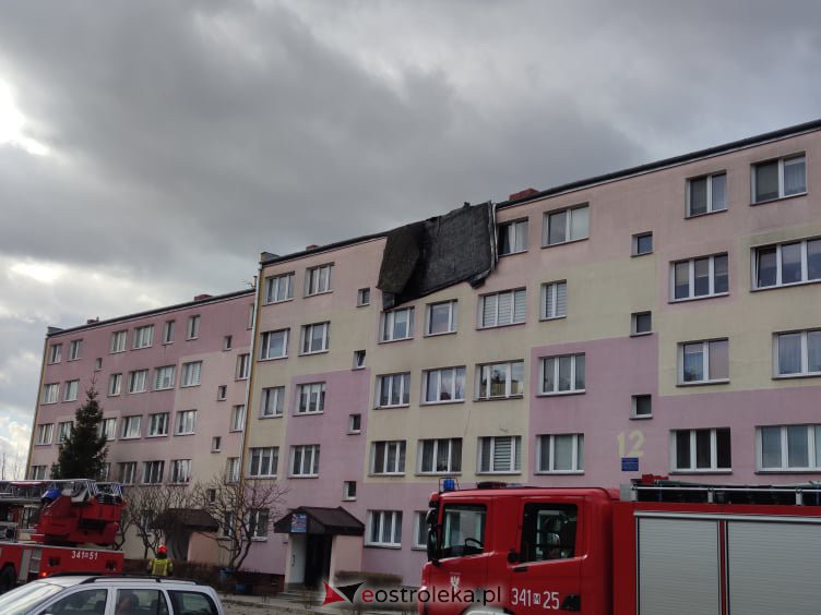 Zerwało dach z bloku na Dzieci Polskich w Ostrołęce [19.02.2022] - zdjęcie #3 - eOstroleka.pl