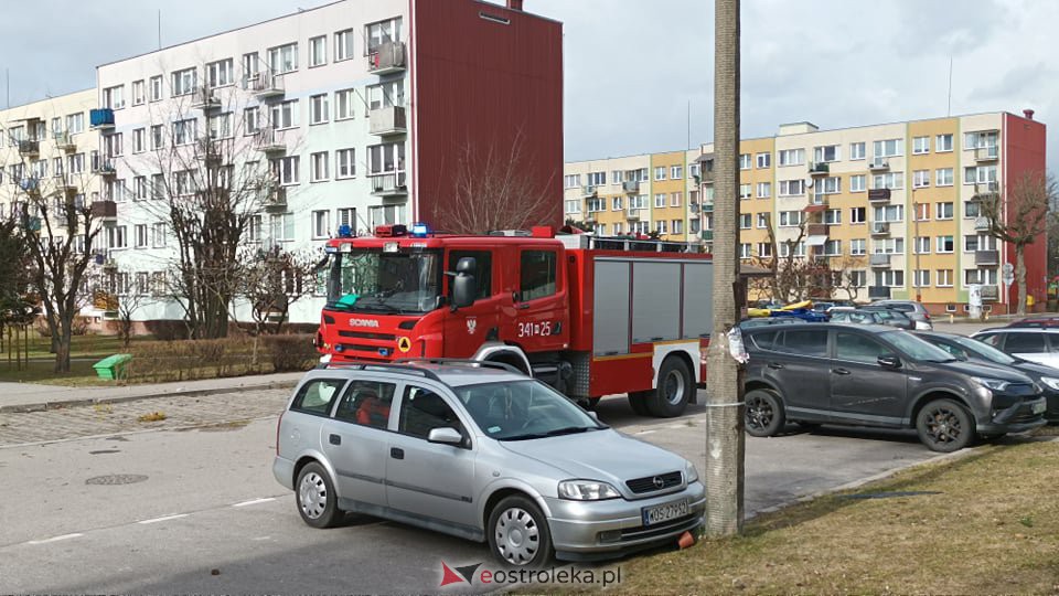 Zerwało dach z bloku na Dzieci Polskich w Ostrołęce [19.02.2022] - zdjęcie #25 - eOstroleka.pl