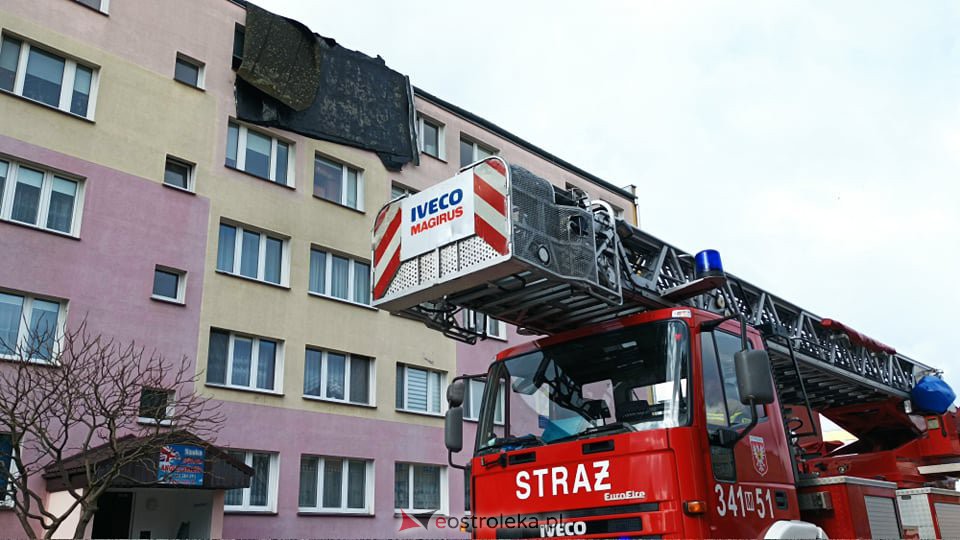 Zerwało dach z bloku na Dzieci Polskich w Ostrołęce [19.02.2022] - zdjęcie #24 - eOstroleka.pl