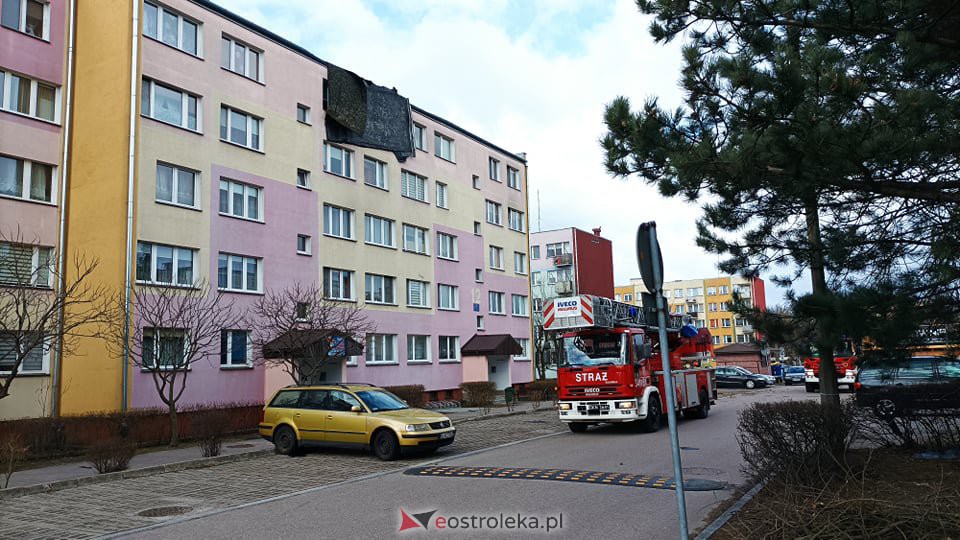 Zerwało dach z bloku na Dzieci Polskich w Ostrołęce [19.02.2022] - zdjęcie #7 - eOstroleka.pl