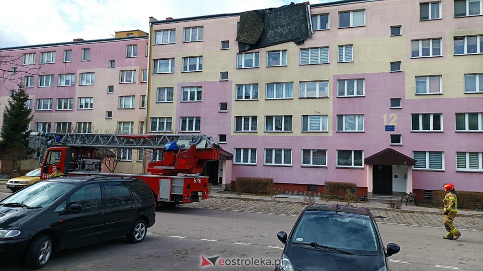 Zerwało dach z bloku na Dzieci Polskich w Ostrołęce [19.02.2022] - zdjęcie #8 - eOstroleka.pl
