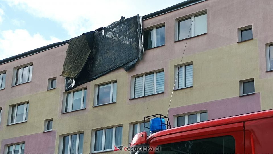 Zerwało dach z bloku na Dzieci Polskich w Ostrołęce [19.02.2022] - zdjęcie #9 - eOstroleka.pl