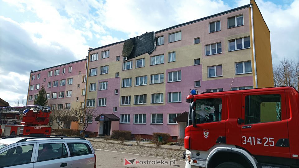 Zerwało dach z bloku na Dzieci Polskich w Ostrołęce [19.02.2022] - zdjęcie #12 - eOstroleka.pl