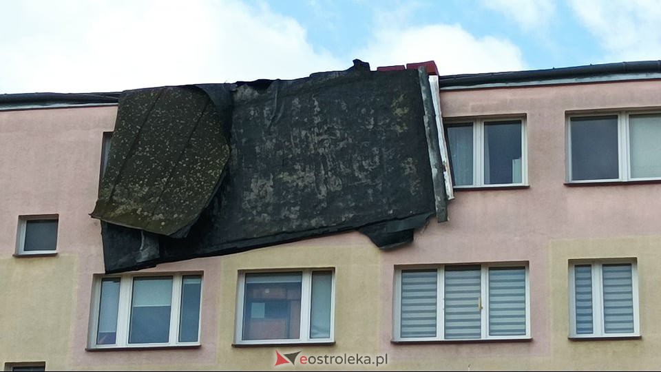 Zerwało dach z bloku na Dzieci Polskich w Ostrołęce [19.02.2022] - zdjęcie #13 - eOstroleka.pl