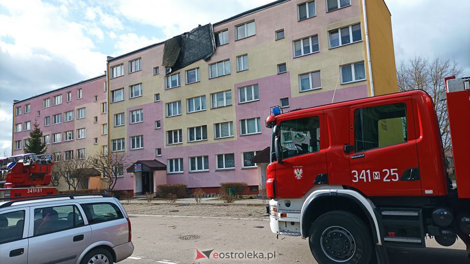 Zerwało dach z bloku na Dzieci Polskich w Ostrołęce [19.02.2022] - zdjęcie #14 - eOstroleka.pl