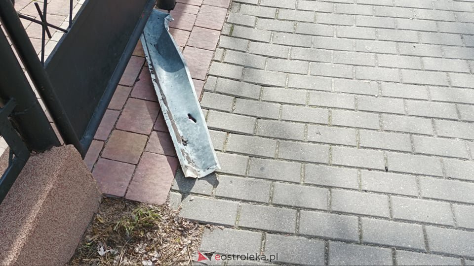 Zerwało dach z bloku na Dzieci Polskich w Ostrołęce [19.02.2022] - zdjęcie #15 - eOstroleka.pl