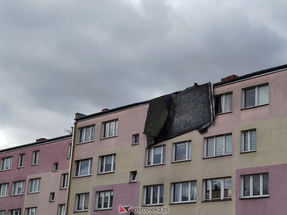 Zerwało dach z bloku na Dzieci Polskich w Ostrołęce [19.02.2022] - zdjęcie #16 - eOstroleka.pl