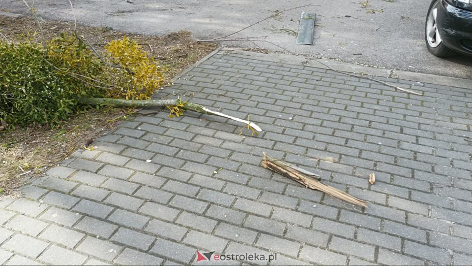 Zerwało dach z bloku na Dzieci Polskich w Ostrołęce [19.02.2022] - zdjęcie #17 - eOstroleka.pl