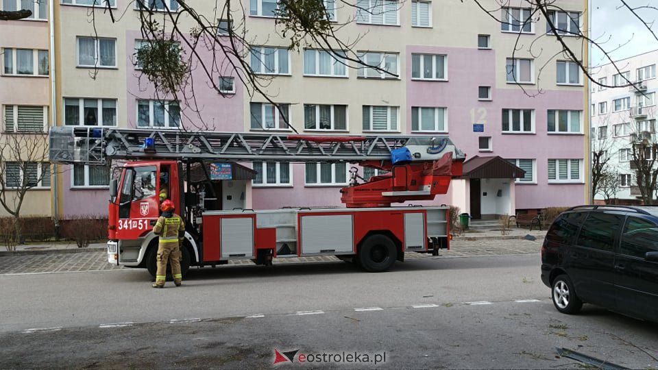 Zerwało dach z bloku na Dzieci Polskich w Ostrołęce [19.02.2022] - zdjęcie #11 - eOstroleka.pl