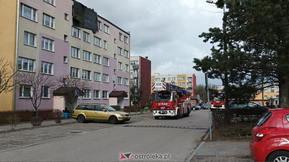 Zerwało dach z bloku na Dzieci Polskich w Ostrołęce [19.02.2022] - zdjęcie #10 - eOstroleka.pl