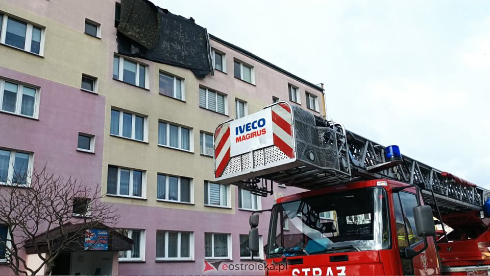 Zerwało dach z bloku na Dzieci Polskich w Ostrołęce [19.02.2022] - zdjęcie #21 - eOstroleka.pl