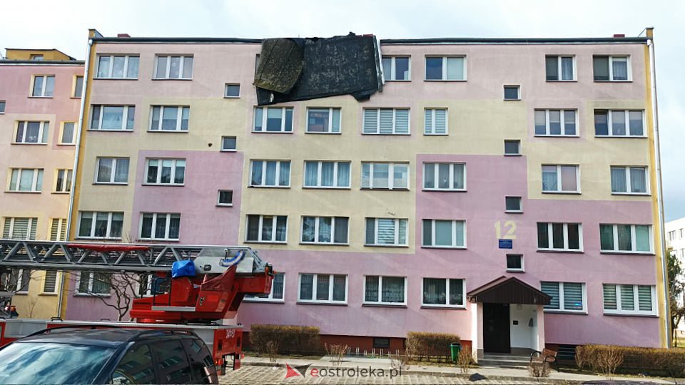 Zerwało dach z bloku na Dzieci Polskich w Ostrołęce [19.02.2022] - zdjęcie #22 - eOstroleka.pl