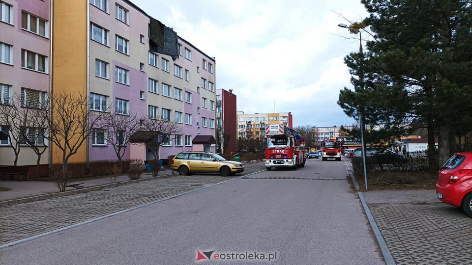 Zerwało dach z bloku na Dzieci Polskich w Ostrołęce [19.02.2022] - zdjęcie #6 - eOstroleka.pl