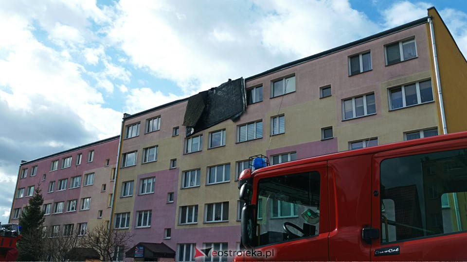 Zerwało dach z bloku na Dzieci Polskich w Ostrołęce [19.02.2022] - zdjęcie #24 - eOstroleka.pl