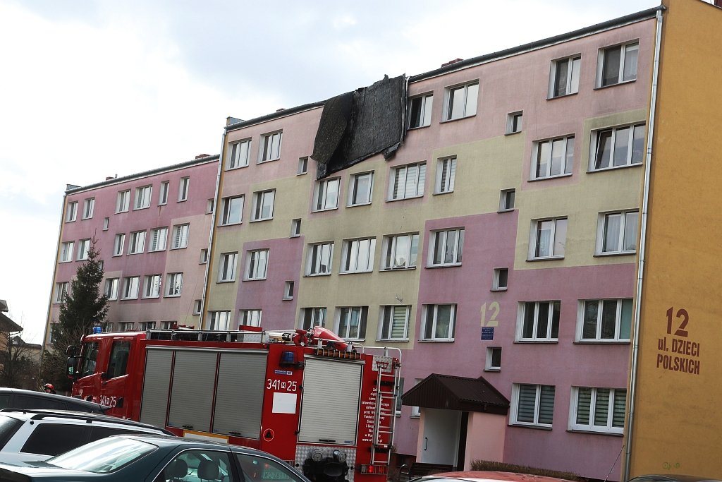 Zerwało dach z bloku na Dzieci Polskich w Ostrołęce [19.02.2022] - zdjęcie #25 - eOstroleka.pl