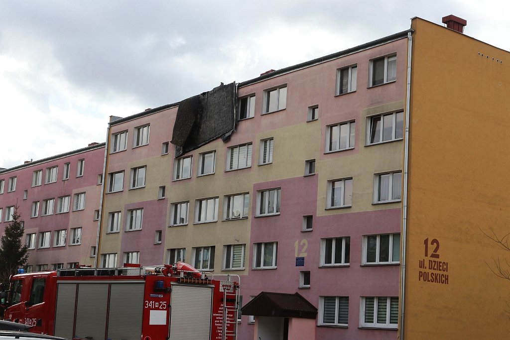 Zerwało dach z bloku na Dzieci Polskich w Ostrołęce [19.02.2022] - zdjęcie #26 - eOstroleka.pl