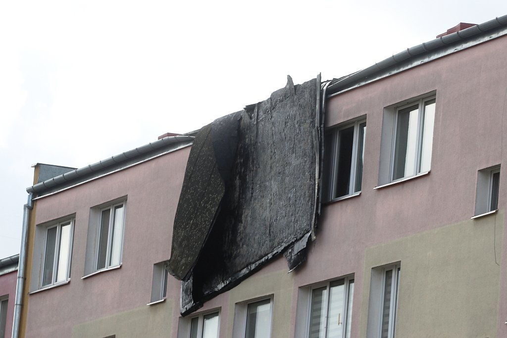 Zerwało dach z bloku na Dzieci Polskich w Ostrołęce [19.02.2022] - zdjęcie #27 - eOstroleka.pl