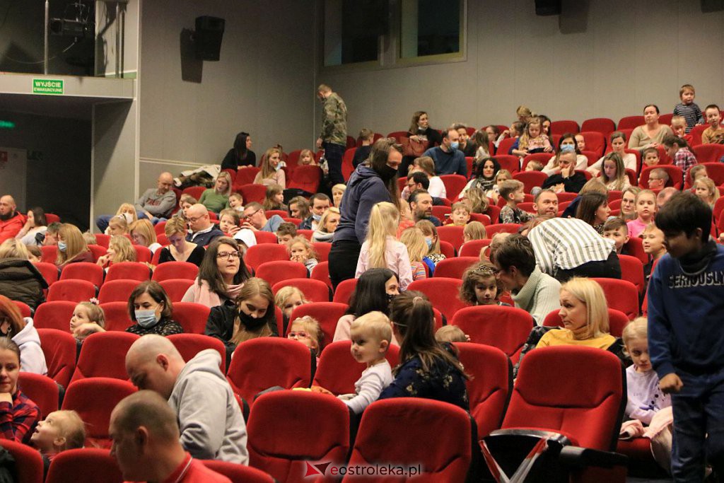 Spotkanie maluchów z „(Nie)brzydkim kaczątkiem” w OCK [20.02.2022] - zdjęcie #6 - eOstroleka.pl
