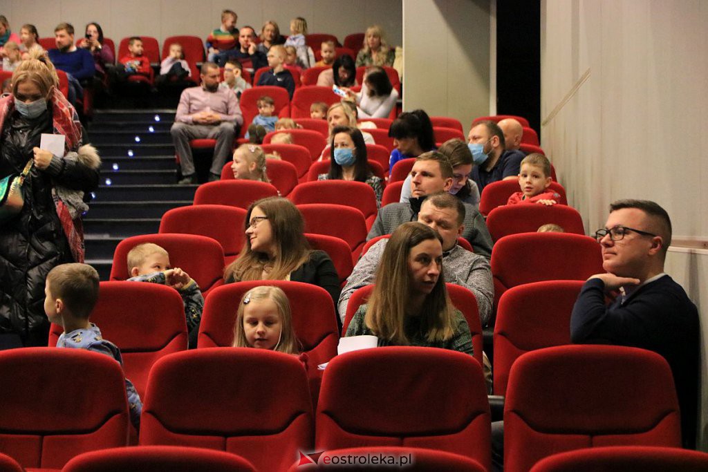 Spotkanie maluchów z „(Nie)brzydkim kaczątkiem” w OCK [20.02.2022] - zdjęcie #29 - eOstroleka.pl