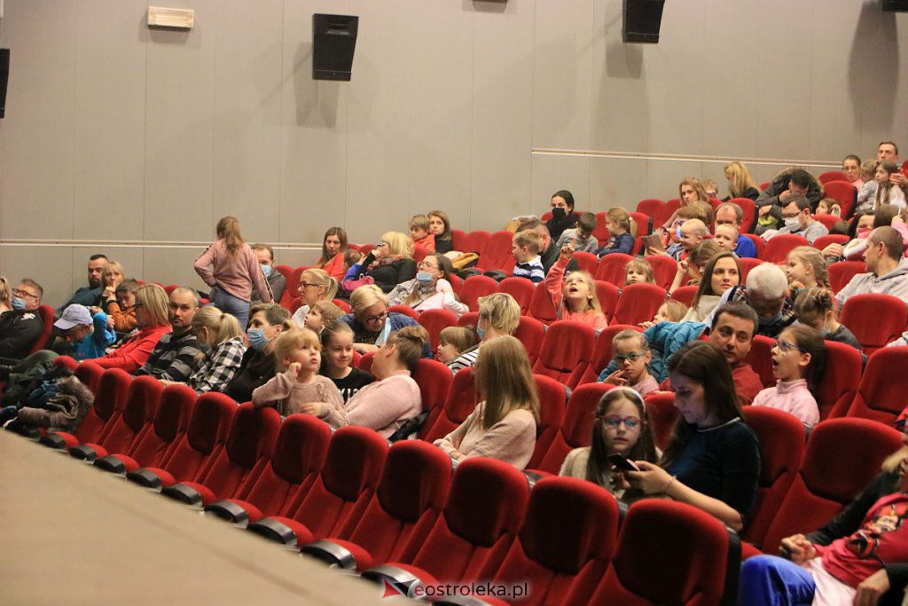 Spotkanie maluchów z „(Nie)brzydkim kaczątkiem” w OCK [20.02.2022] - zdjęcie #28 - eOstroleka.pl