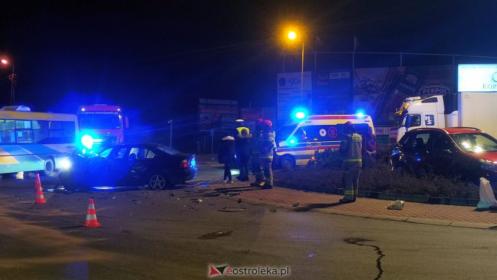 Wypadek przy wjeździe do Ostrołęki. Jedno z aut zatrzymało się na środku ronda [22.02.2022] - zdjęcie #1 - eOstroleka.pl