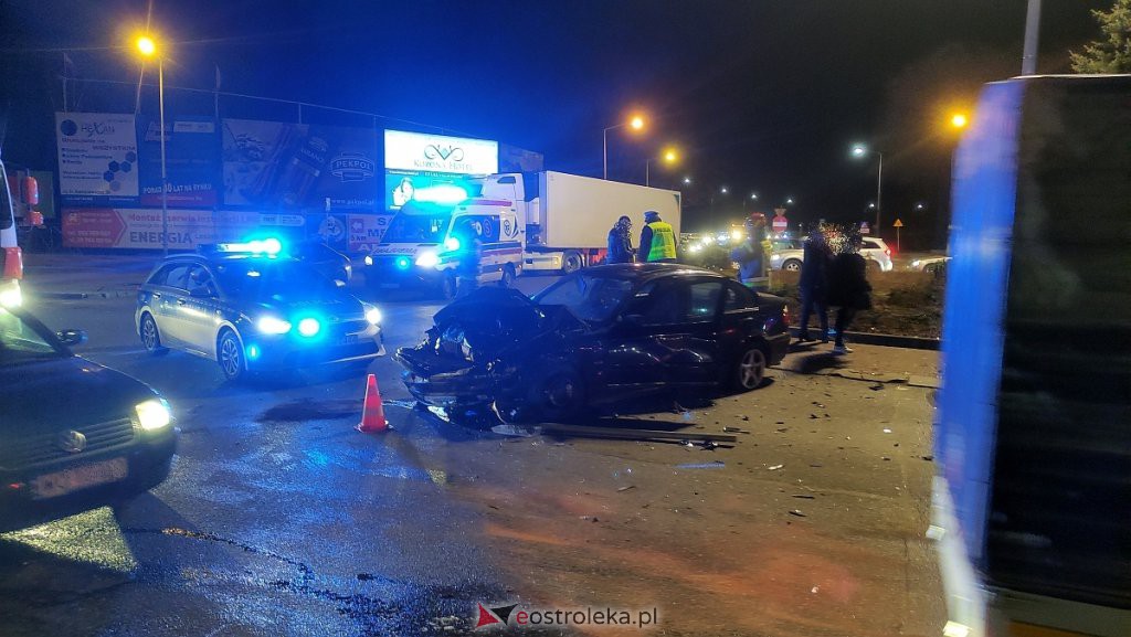 Wypadek przy wjeździe do Ostrołęki. Jedno z aut zatrzymało się na środku ronda [22.02.2022] - zdjęcie #2 - eOstroleka.pl