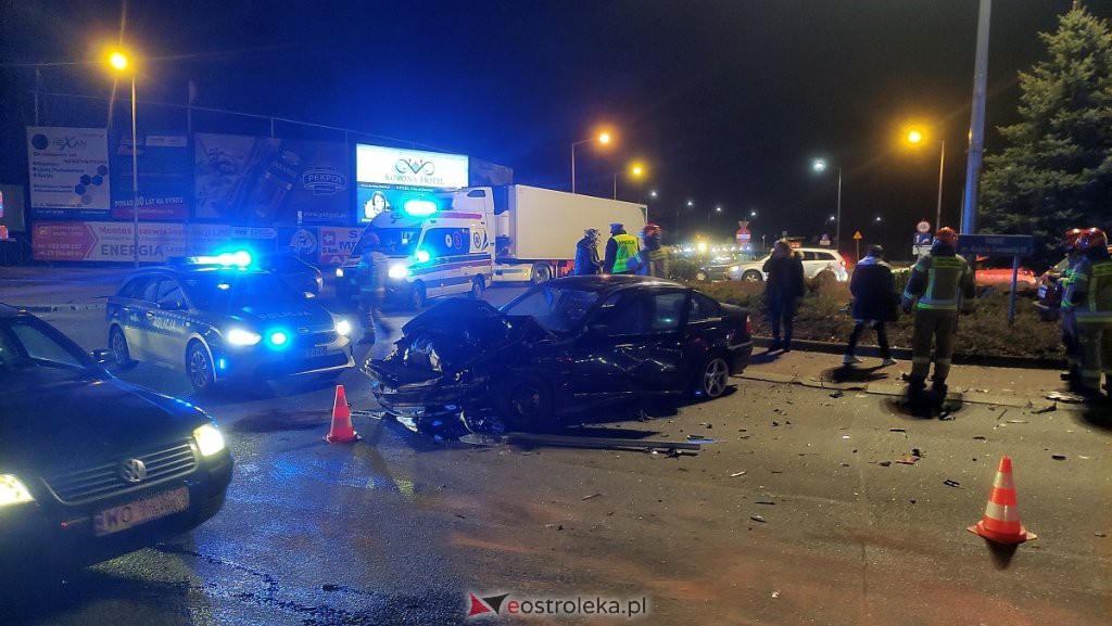 Wypadek przy wjeździe do Ostrołęki. Jedno z aut zatrzymało się na środku ronda [22.02.2022] - zdjęcie #3 - eOstroleka.pl