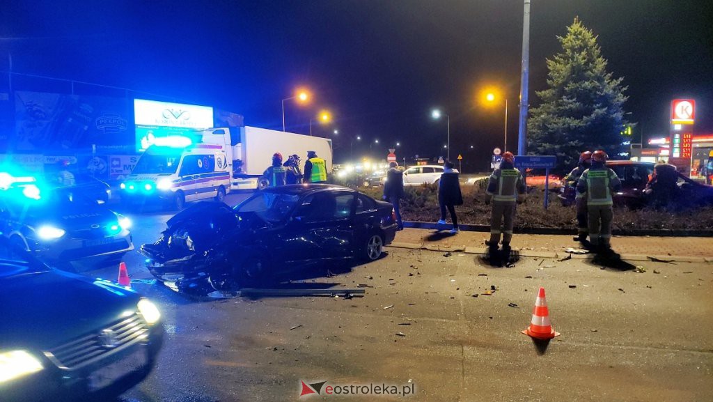 Wypadek przy wjeździe do Ostrołęki. Jedno z aut zatrzymało się na środku ronda [22.02.2022] - zdjęcie #4 - eOstroleka.pl