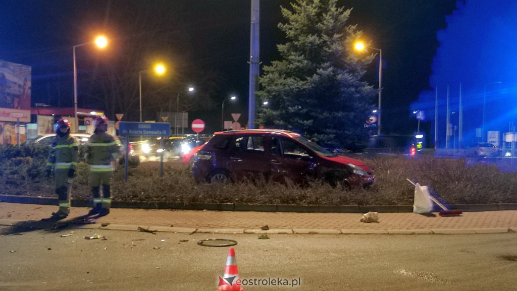 Wypadek przy wjeździe do Ostrołęki. Jedno z aut zatrzymało się na środku ronda [22.02.2022] - zdjęcie #23 - eOstroleka.pl