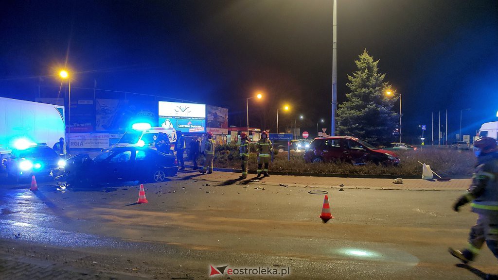 Wypadek przy wjeździe do Ostrołęki. Jedno z aut zatrzymało się na środku ronda [22.02.2022] - zdjęcie #22 - eOstroleka.pl