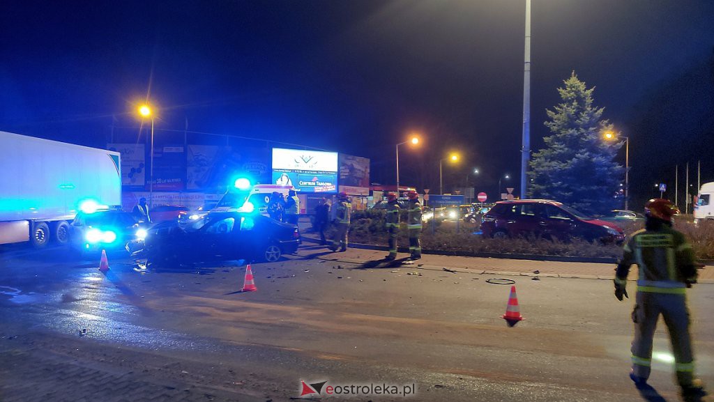 Wypadek przy wjeździe do Ostrołęki. Jedno z aut zatrzymało się na środku ronda [22.02.2022] - zdjęcie #8 - eOstroleka.pl