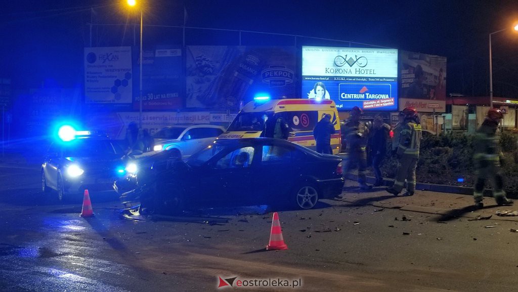 Wypadek przy wjeździe do Ostrołęki. Jedno z aut zatrzymało się na środku ronda [22.02.2022] - zdjęcie #9 - eOstroleka.pl