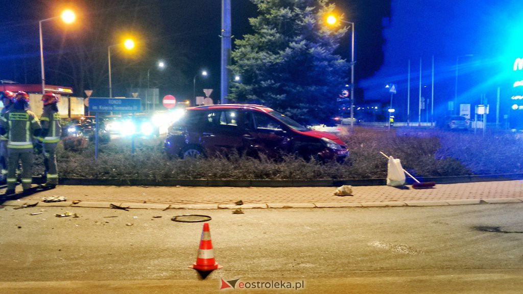 Wypadek przy wjeździe do Ostrołęki. Jedno z aut zatrzymało się na środku ronda [22.02.2022] - zdjęcie #10 - eOstroleka.pl