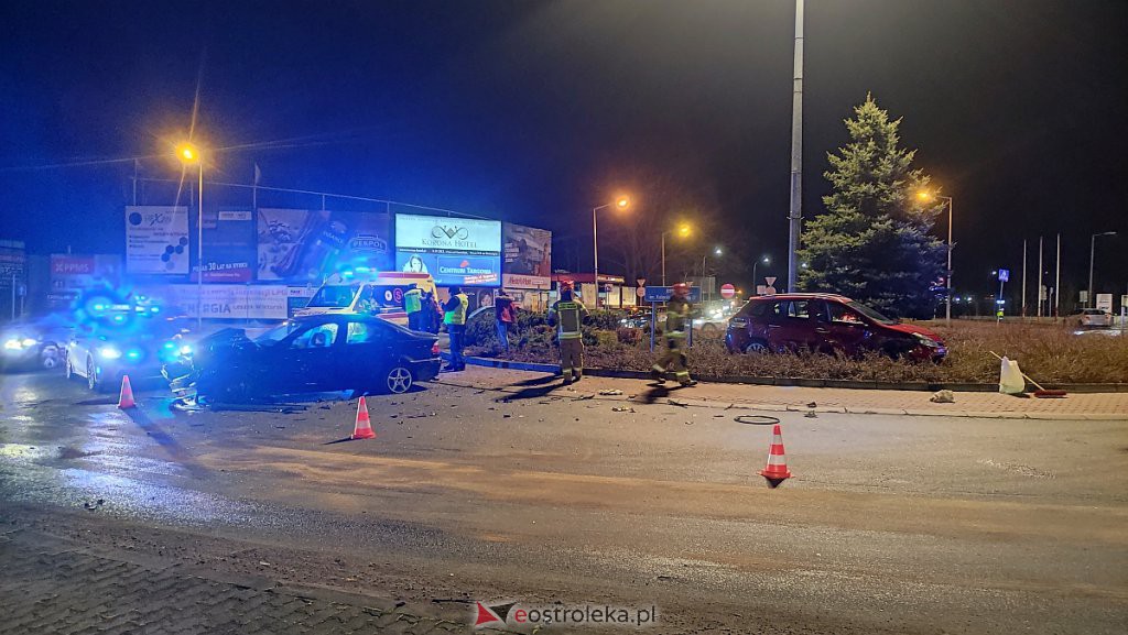 Wypadek przy wjeździe do Ostrołęki. Jedno z aut zatrzymało się na środku ronda [22.02.2022] - zdjęcie #11 - eOstroleka.pl